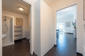 Leilighet – standard, flere soverom, sjøvendt (Sea View Apartment Next To Acquarium) | Bad | Dusj, hårføner, bidé og håndklær