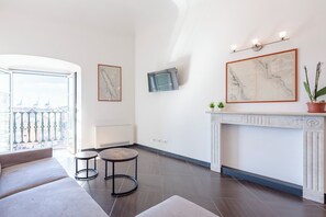 Standard Apartment, Multiple Bedrooms, Sea Facing (Sea View Apartment Next To Acquarium) | Living area | 21-inch flat-screen TV with cable channels - Sea View Apartment Next To Acquarium (Genoa)