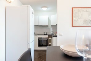 标准公寓, 多间卧室, 临海 (Sea View Apartment Next To Acquarium) | 私人厨房 | 冰箱、微波炉、炉灶、茶具/咖啡用具