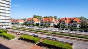 Uma área residencial com várias casas, uma rua e uma calçada.