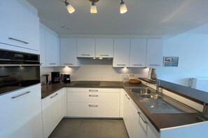 Réfrigérateur, micro-ondes, plaque de cuisson, lave-vaisselle