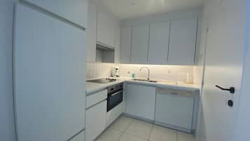 Coffee/tea maker, fridge, oven, stovetop