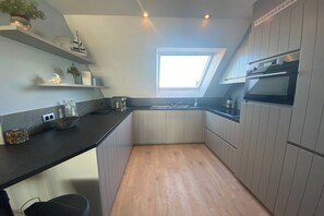 Frigorífico, microondas, placa de cocina y lavavajillas