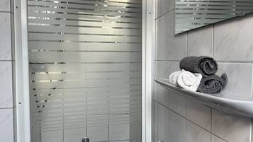 Haartrockner, Handtücher, Seife, Toilettenpapier