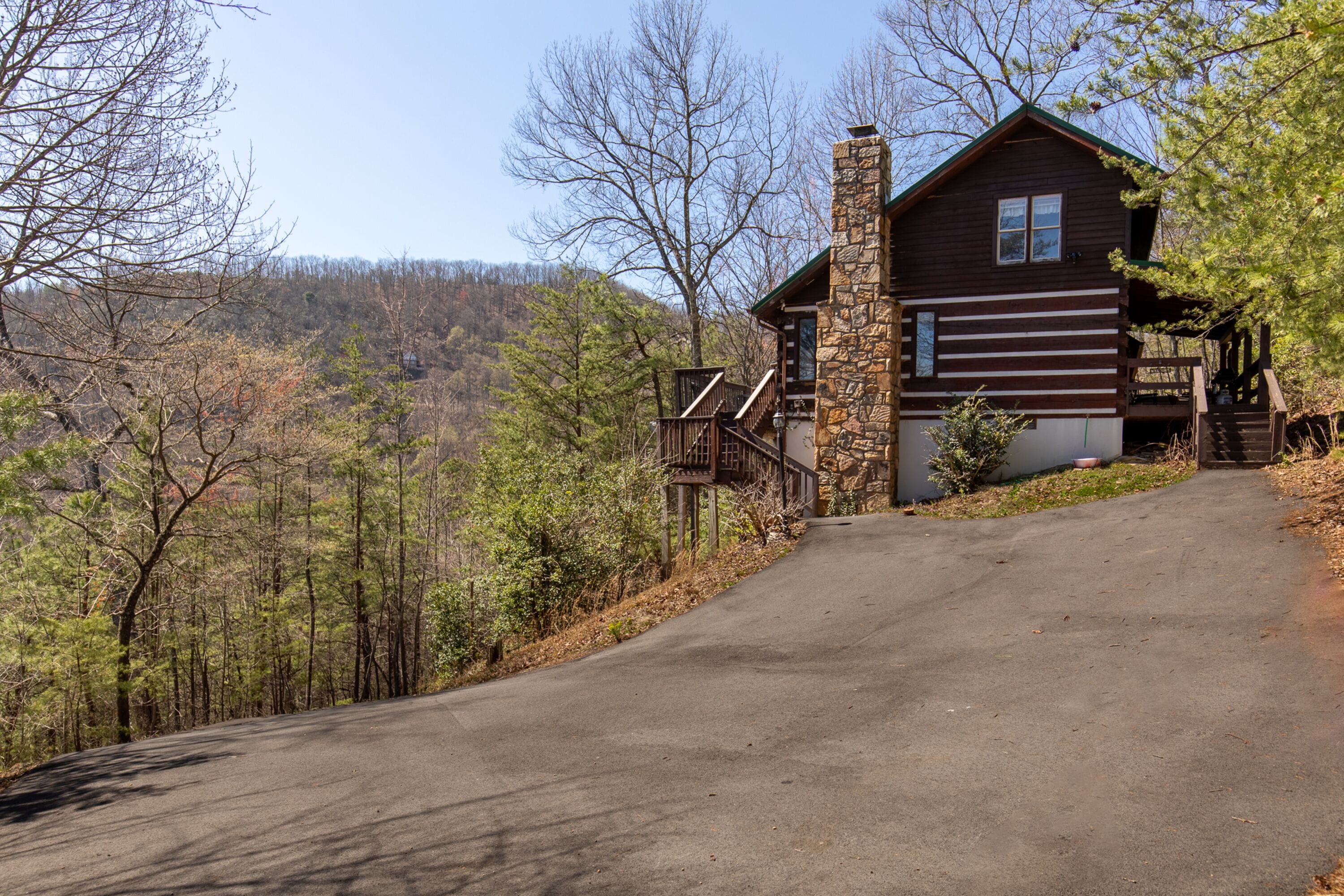 住宿正面 - 傍晚/夜晚