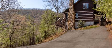 施設の正面 (日没後)