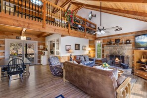 Comfort-Ferienhütte, 2 Schlafzimmer, Nichtraucher, Whirlpool | Wohnzimmer