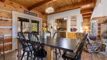 Comfort Cabin, 2 Bedrooms, Non Smoking, Hot Tub | In-room dining