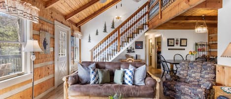 Comfort Cabin, 2 Bedrooms, Non Smoking, Hot Tub | Living room