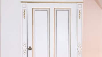 Un armario blanco con detalles dorados y elementos decorativos.