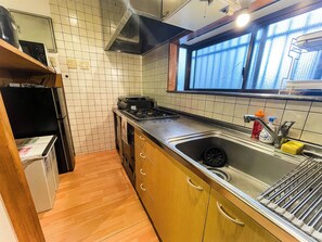 Refrigerador, microondas, parrilla de estufa y periquera 