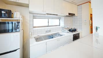 Fridge, microwave, stovetop, highchair