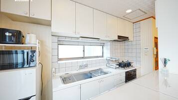 Fridge, microwave, stovetop, highchair