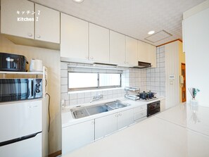 雪櫃、微波爐、爐具、高腳椅