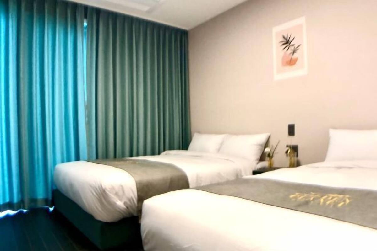 1 bedroom, premium bedding, desk, laptop workspace