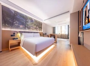 Minibar, desk, laptop workspace, free WiFi