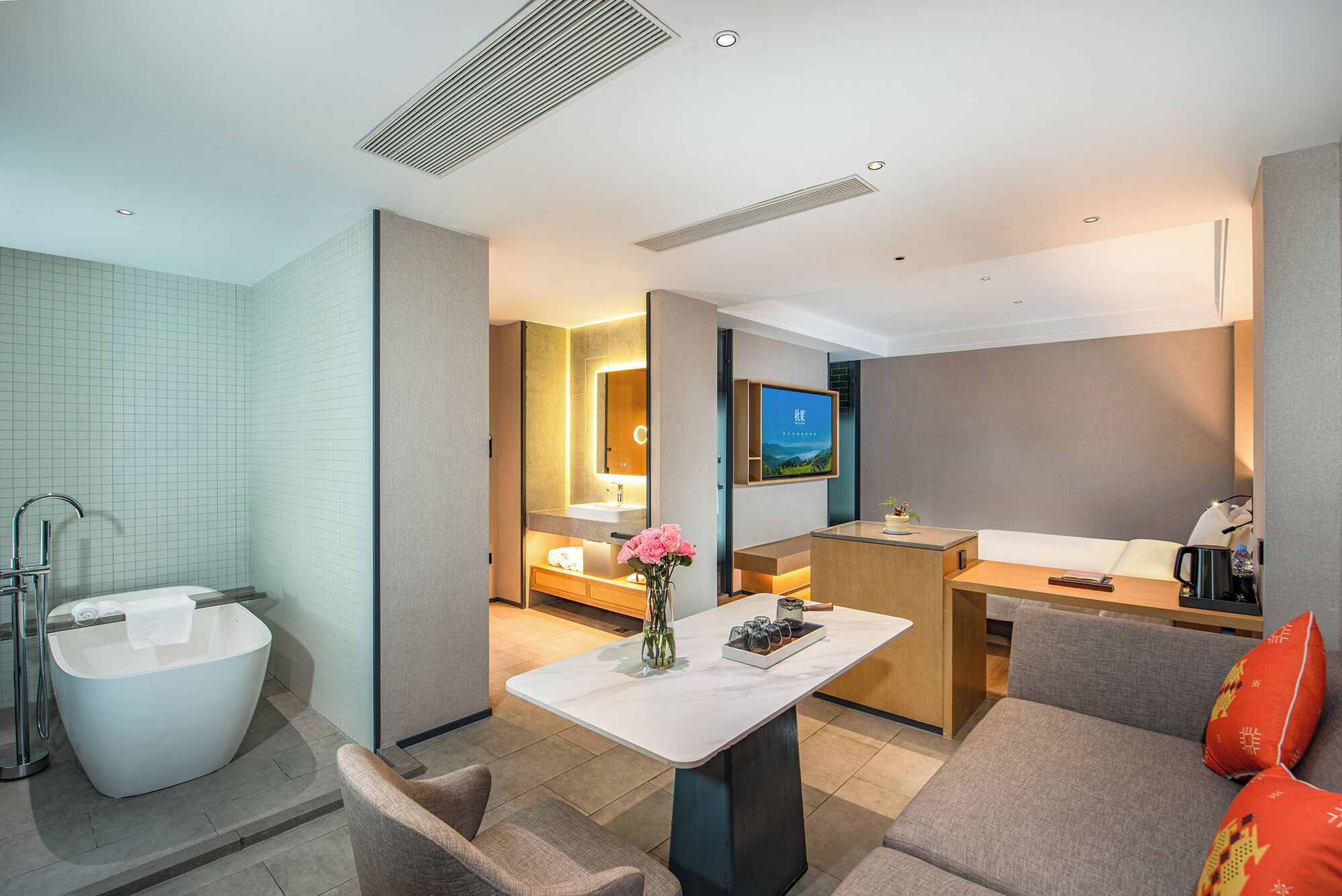 尊荣开间套房, 1 张特大床, 城市景观 | 高档床上用品、羽绒被、加厚床垫、迷你吧