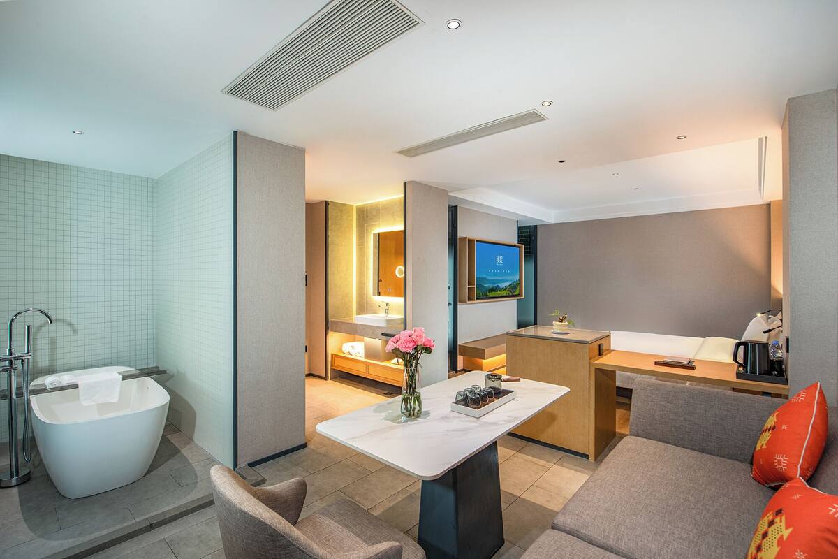 Studio Suite Premium, 1 Tempat Tidur King, pemandangan kota | Seprai premium, selimut bulu angsa, bantalan ekstra lembut, dan minibar
