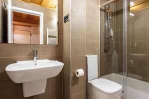 Duplex, 2 Bedrooms, 2 Bathrooms, Patio | Bathroom | Hair dryer, towels - Smartr Madrid Las Ventas (Madrid)