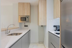 Studio | Private kitchen | Full-size fridge, microwave, oven, stovetop - Smartr Madrid Las Ventas  (Madrid)
