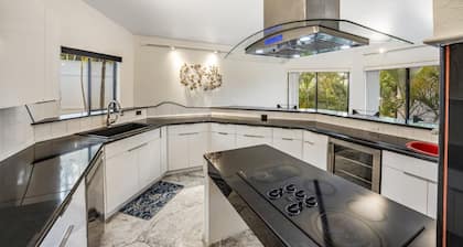 Poolside Paradise: with Double Bay View Rooms (Unit C)