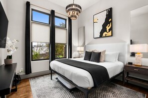 4 soverom, skrivebord, strykejern/-brett og reiseseng for barn