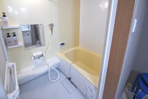 Classic Apartment | Bathroom | Free toiletries, hair dryer