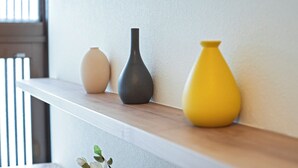 A shelf with three vases of different shapes and colors. - Hayashitera 2LDK 6ppl  (Osaka)
