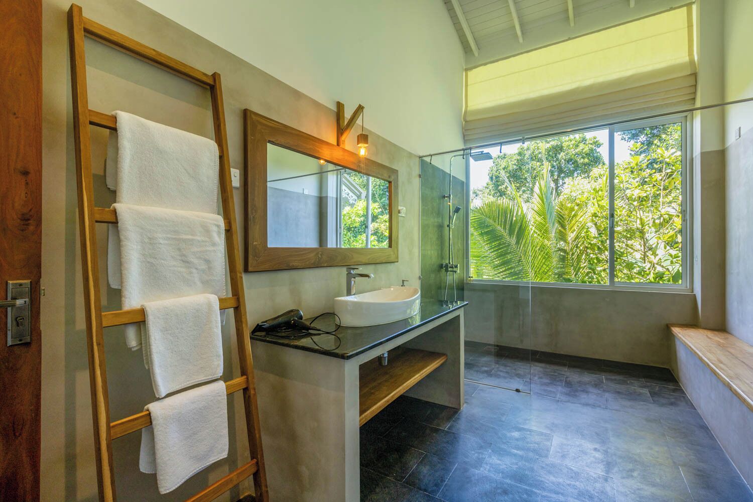 Deluxe Suite, 1 King Bed | Bathroom | Free toiletries, hair dryer