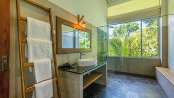 Suite Deluxe, 1 trĂšs grand lit | Salle de bain | Articles de toilette gratuits, sĂšche-cheveux