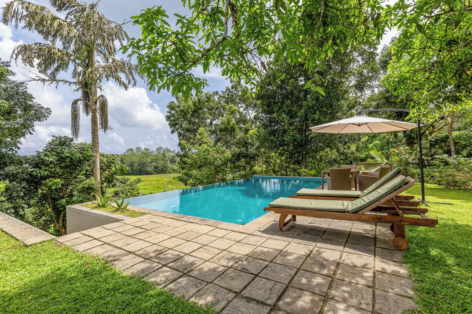 حمّام سباحة خارجي