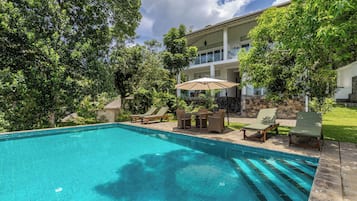 Kolam renang outdoor