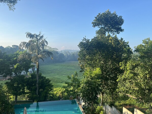 Una piscina al aire libre