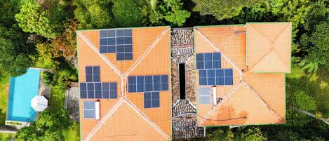 Eine Dachterrasse mit Solaranlage und Schwimmbad.