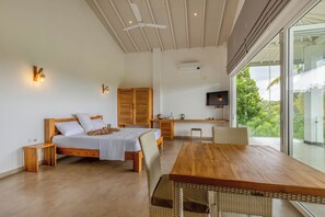 Suite – deluxe, 1 kingsize-seng | 1 soverom, skrivebord, blendingsgardiner og wi-fi (inkludert)