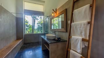 Suite Deluxe | Baño | Artículos de higiene personal gratuitos y secador de pelo