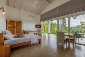 Deluxe-sviitti, 1 suuri parisänky | 1 makuuhuone, työpöytä, kannettavalle tietokoneelle sopiva työtila