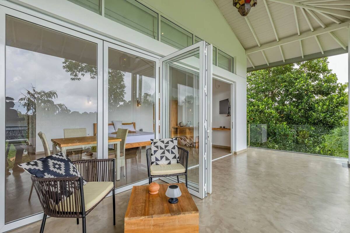 Deluxe Suite, 1 King Bed | 1 bedroom, desk, blackout drapes, free WiFi