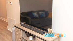 Smart TV, chimenea, oficina y monitor de computadora 