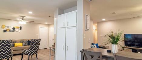 Smart TV, chimenea, oficina, monitor de computadora