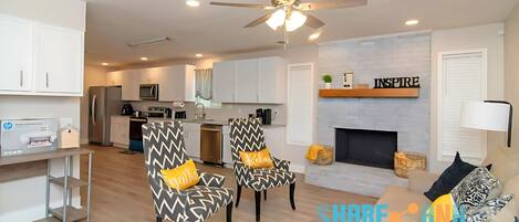 スマートテレビ、暖炉、書斎 / ワークスペース、PC モニター