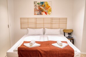 2 quartos, escrivaninha, ferros/tábuas de passar roupa, berço de viagem