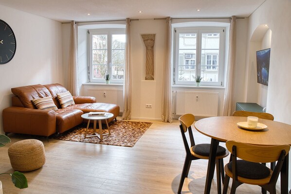 Smart-TV, Bücher, Stereoanlage