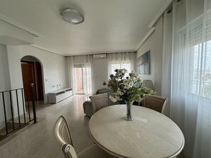 Interior - Casa Independiente con Piscina Privada, Wifi y Aire Acondicionado (San Fulgencio)