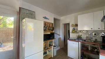Wasserkocher mit Kaffee-/Teezubehör, Kühlschrank, Mikrowelle, Ofen