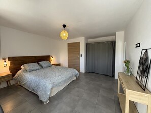 3 bedrooms, travel crib, free WiFi, bed sheets