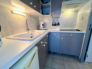 Fridge, microwave, oven, stovetop - Cozy 1BR Apt, Sleeps 4, Terrace, 150m from Beach, Pet-Friendly, Free Parking (Cavalaire-sur-Mer)