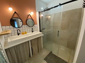Dusche, Haartrockner, Handtücher, Toilettenpapier