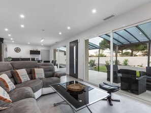 Interior - Spacious Villa in Grau d'Agde with AC, Jacuzzi, and Garden, 600m from Beach (Le Grau d'Agde)