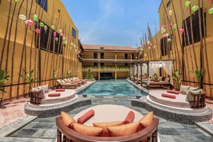 Una piscina al aire libre